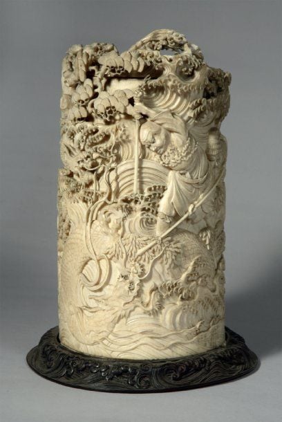 Pot couvert en ivoire finement sculpté d'une scène de samouraïs attaquant des dragons sortant des flot