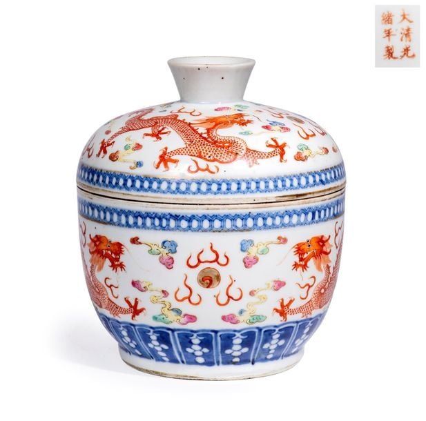 POT COUVERT EN PORCELAINE A DECOR EMAILLE POLYCHROME DANS LE STYLE DE LA " FAMILLE ROSE "