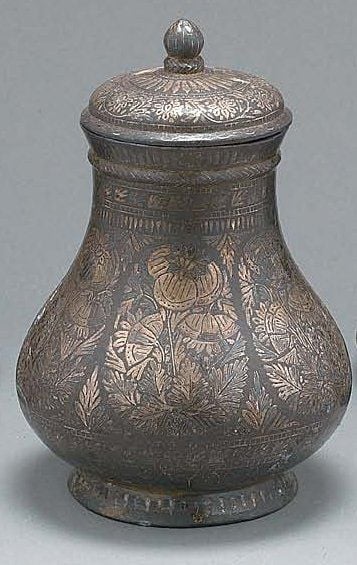 POT COUVERT Vase balustre « bidri », à décor de bouquets niellés d'argen