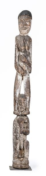 Poteau en bois sculpté avec traces de polychromie, représentant une femme debout sur les épaules d'un homm
