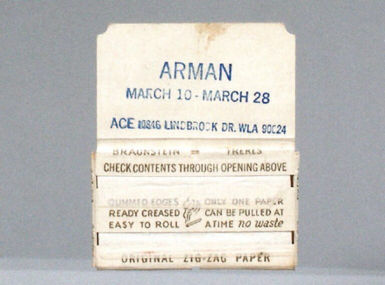 « Poubelle de papier à rouler ZigZag » Boite de papier à rouler zigzag signée du cachet d'Arman en haut Cette oeuvre a été réalisée à l'occasion de l'exposition à la ACE Gallery de Los Angeles en 1970 9,5 x 7,5 cm