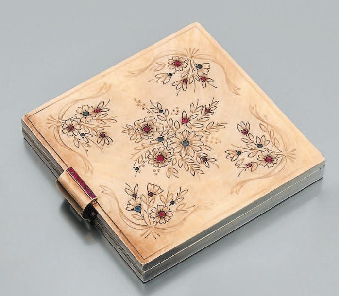 POUDRIER carré en or rose ciselé à motifs de bouquets de fleurs et argent godronné et serti de saphirs et rubis cabochons, ouvrant sur un miroi