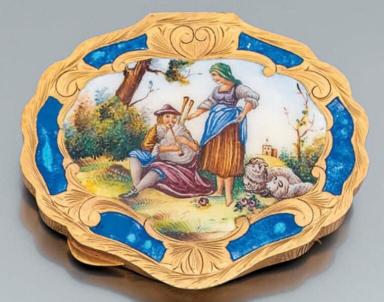 POUDRIER en vermeil chantourné et ciselé, orné d'émail représentant «une paysanne, un homme assis jouant de la cornemuse, et deux moutons dans un décor champêtre », et d'émail bleu translucid