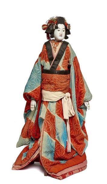 Poupée Bunraku dans le style Shimadamage représentant une femme au visage en bois peint blanc avec cheveu