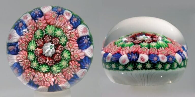 Presse-papier miniature orné de cinq cercles serrés de bonbons organisés autour d'une étoile blanche et verte; panier périphérique de cannes blanche