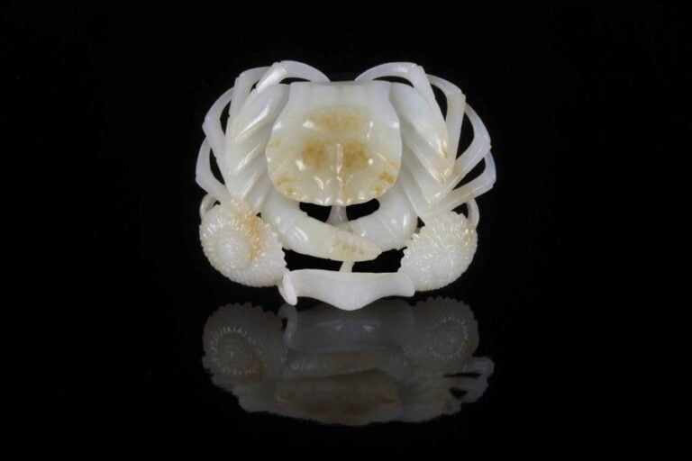 PRESSE-PAPIER / SUJET EN JADE NEPHRITE REPRESENTANT UN CRABE AUX LOTUS Chine Epoque XXe siècle Travail dans le goût du XVIIIe siècle Sculpté dans une pierre blanche avec rousseur