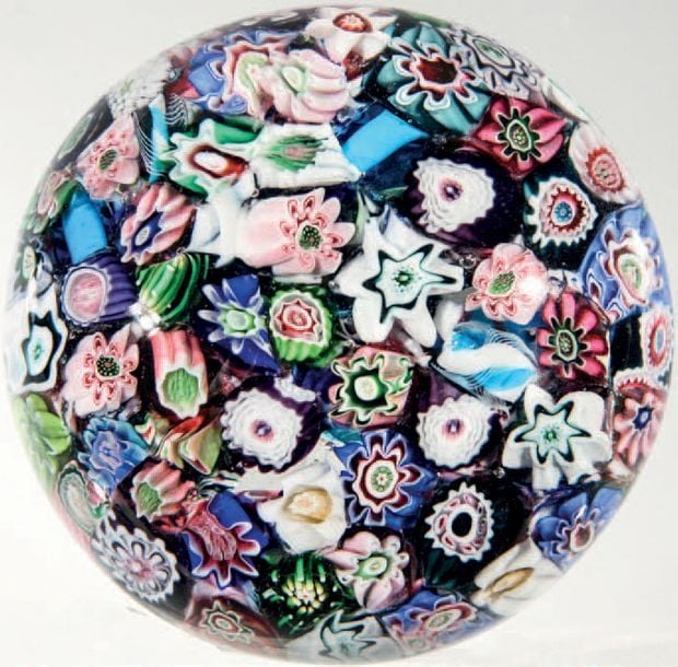 Presse-papiers à décor de millefiori de bonbons et de cannes polychromes dont une rose verte et ros