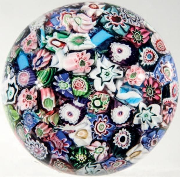 Presse-papiers à décor de millefiori de bonbons et de cannes polychromes dont une rose verte et ros