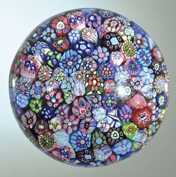 Presse-papiers à décor de millefiori de bonbons polychromes serré