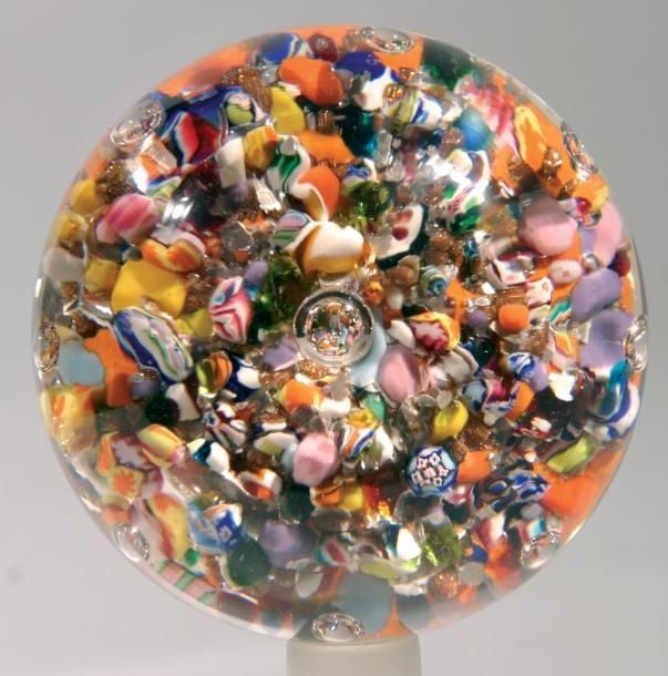 Presse-papiers à décor de pêle-mêle polychrome sur fond orange, surmonté de bulles organisée
