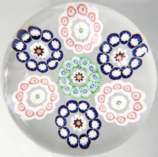 Presse-papiers à décor de rosace composée de sept motifs circulaires de bonbons polychromes entourant chacun un bonbon centra