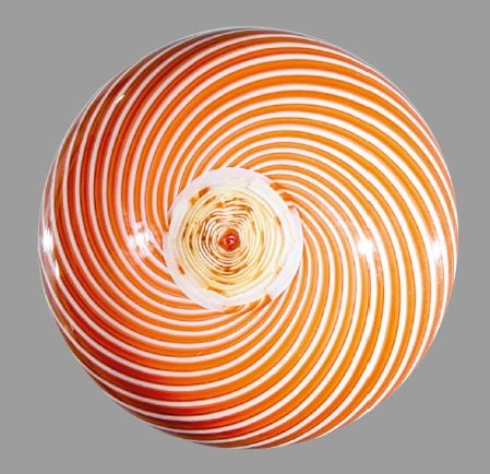 Presse-papiers à décor sphérique de tourbillon spiralé filigrané rose et blanc autour d'une rose jaune de type Clich