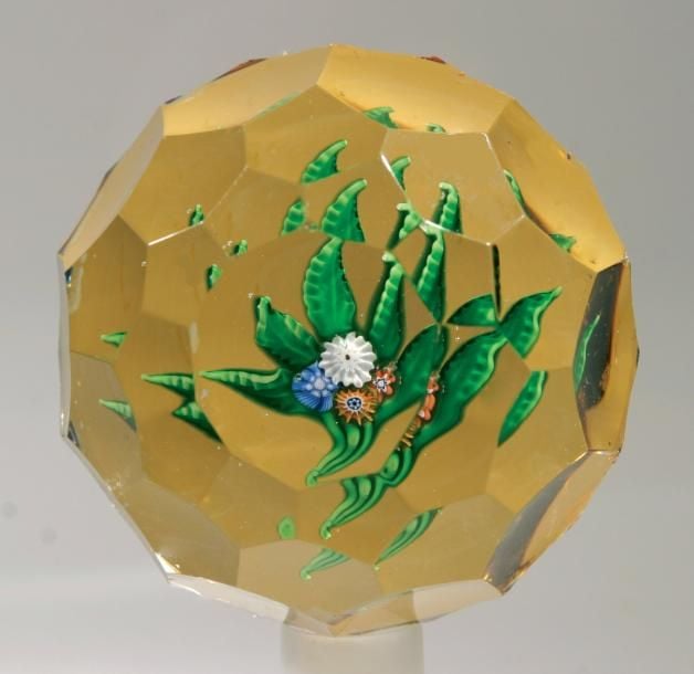 Presse-papiers à fond ambre orné d'un bouquet de quatre bonbons polychromes sur feuillage ver