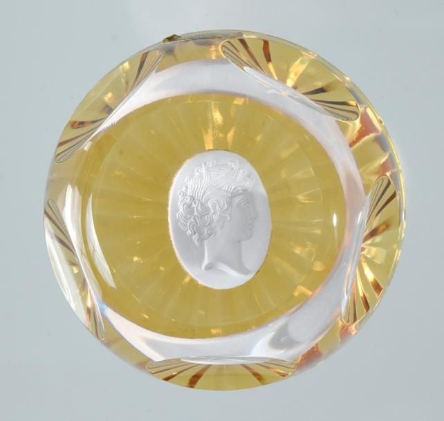 Presse-papiers à fond ambre translucide orné d'une médaille ovale en cristallo-cérame représentant le profil de Cérè