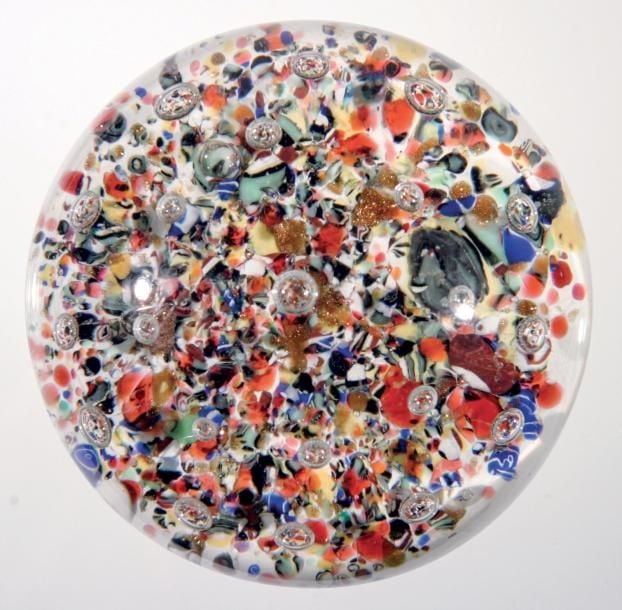 Presse-papiers à fond blanc opaque à décor de pêle-mêle polychrome et aventurine surmonté de deux cercles de bulles organisée