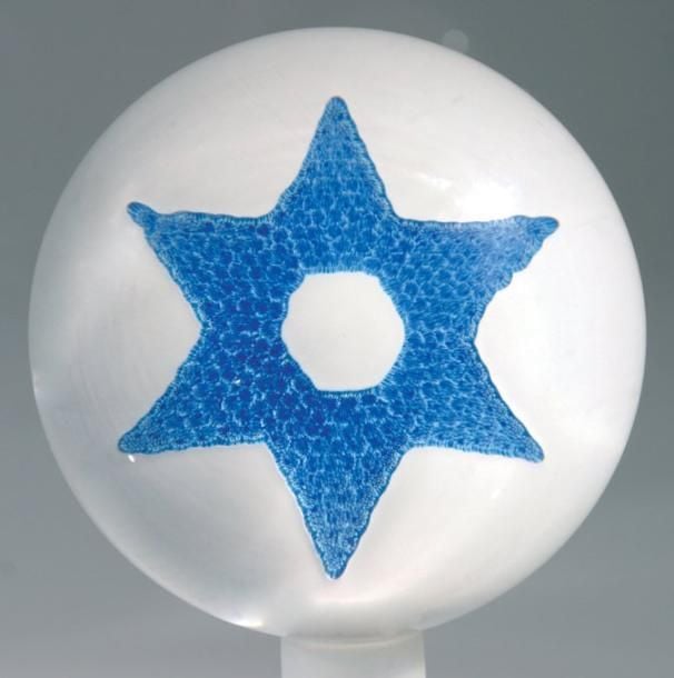 Presse-papiers à fond blanc opaque orné d'une étoile de David formée de bonbons bleu