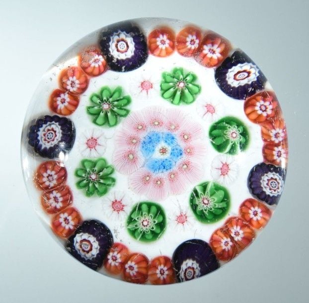 Presse-papiers à fond blanc orné de quatre cercles concentriques de bonbons polychromes (rayures de surface et micro égrenures latérales