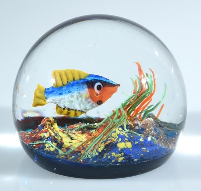 Presse-papiers à fond bleu translucide et granité polychrome imitant un sol marin surmonté d'un poisson polychrom