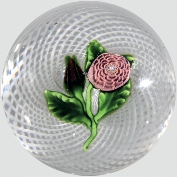 Presse-papiers à fond de latticino blanc spiralé et croisé orné d'une camomille rose, sur une tige verte portant trois feuilles et un bouton roug