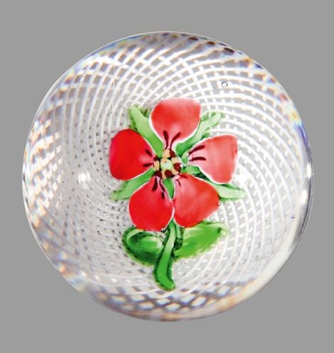 Presse-papiers à fond de latticino blanc spiralé orné d'un géranium rose à cinq pétale
