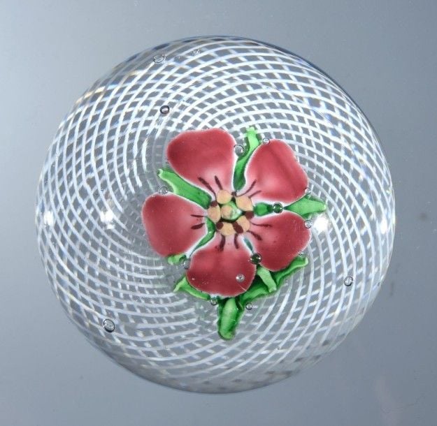 Presse-papiers à fond de latticino blanc spiralé orné d'un géranium rose à cinq pétale