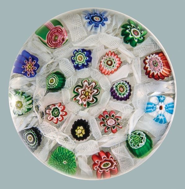 Presse-papiers à fond de torsades blanches filigranées à décor cloisonné de dix-huit bonbons polychromes et une rose verte et ros