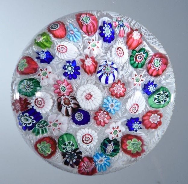 Presse-papiers à fond de torsades blanches filigranées orné d'un millefiori de bonbons polychrom