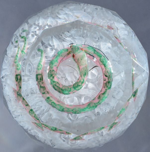 Presse-papiers à fond de torsades blanches filigranées orné d'un serpent vert et rose lov