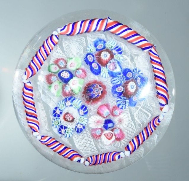 Presse-papiers à fond de torsades blanches filigranées orné d'une rosace de quatre motifs circulaires composés de bonbons polychromes dont quatre roses vertes et blanches; bonbon central tricolore et cercle périphérique de huit torsades tricolore