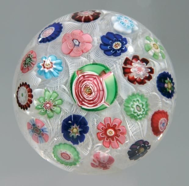 Presse-papiers à fond de torsades blanches filigranées orné de vingt bonbons polychromes et une rose centrale verte et ros