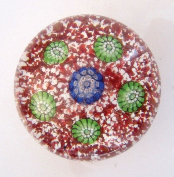 Presse-papiers à fond jaspé rouge et blanc orné de 5 bonbons verts et blancs entourant un bonbon central tricolore (usures de surface) Dia