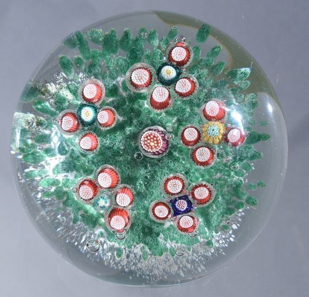 Presse-papiers à fond jaspé vert et blanc orné de cinq motifs formés de quatre bonbons roses et blancs et un bonbon central tricolore à étoiles; bonbon central mauve, rose et blanc à étoile