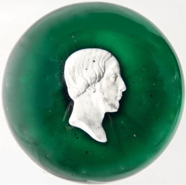 Presse-papiers à fond vert translucide orné d'un cristallo-cérame représentant le profil droit du comte de Chambor
