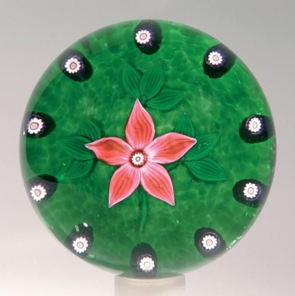 Presse-papiers à fond vert translucide orné d'une clématite rose entourée de dix bonbons périphérique