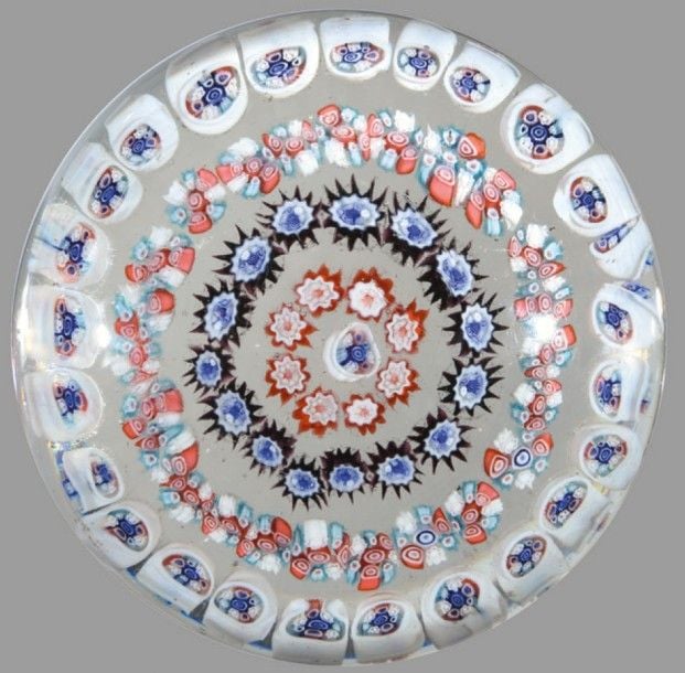 Presse-papiers à motif de 4 cercles concentriques de bonbons polychromes autour d'un bonbon central blanc et polychrom