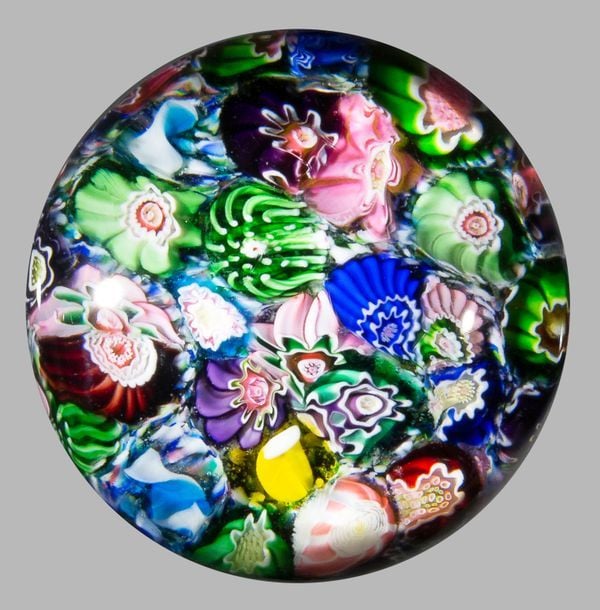 Presse-papiers à motif de bonbons polychromes et une rose blanche et rose présentés en pêle-mêl