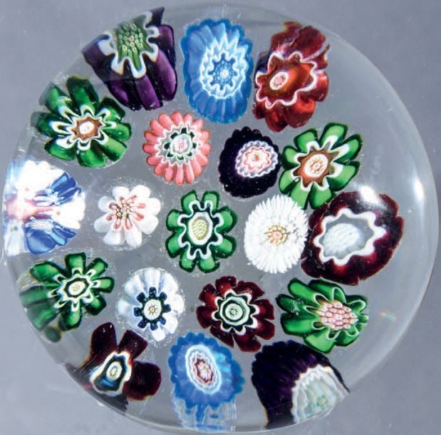 Presse-papiers à motif de bonbons polychromes présentés en deux cercles concentrique