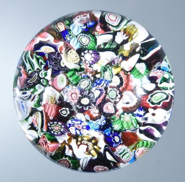 Presse-papiers à motif de bonbons polychromes présentés en pêle-mêle (choc vers la base