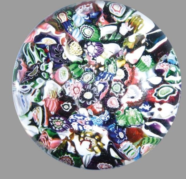 Presse-papiers à motif de bonbons polychromes présentés en pêle-mêle (choc vers la base