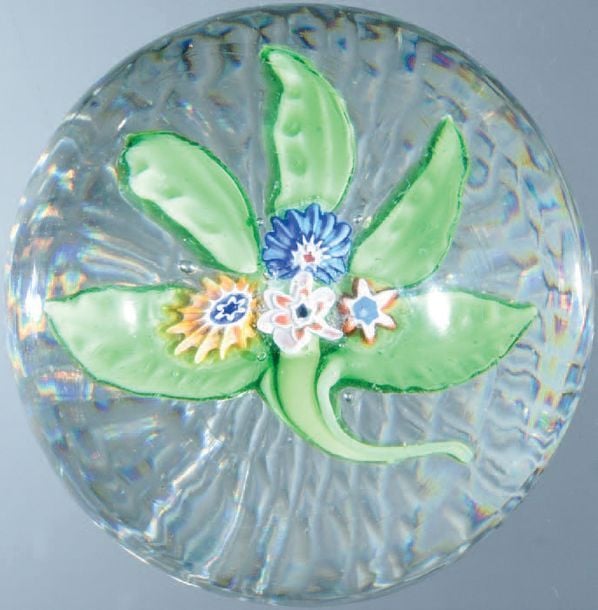 Presse-papiers à motif de bouquet composé de quatre bonbons polychromes sur cinq feuilles verte