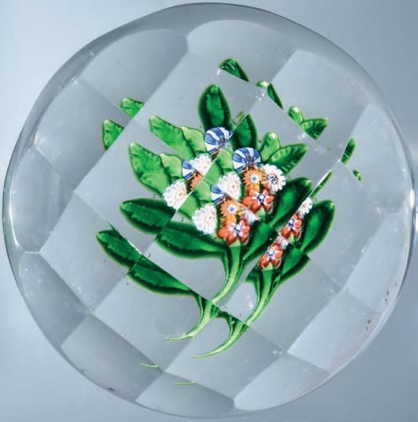 Presse-papiers à motif de bouquet composé de quatre bonbons polychromes sur quatre feuilles verte