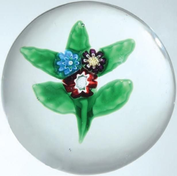 Presse-papiers à motif de bouquet composé de trois bonbons (un turquoise, un violet et un rouge) sur une tige verte portant cinq feuille