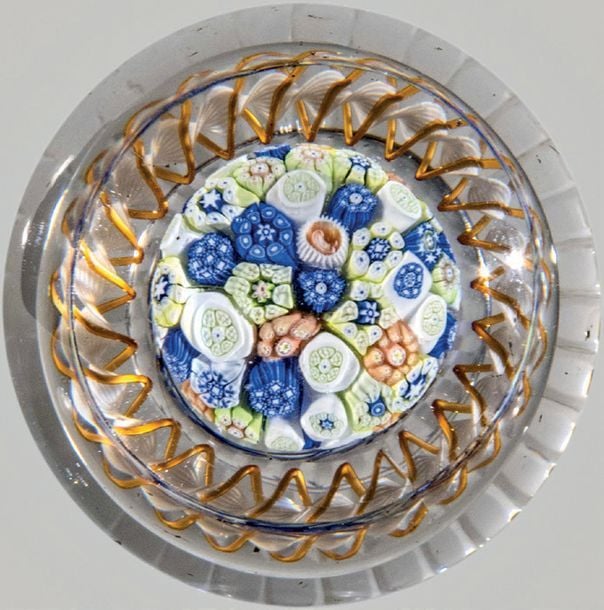 Presse-papiers à motif de bouquet de mariée composé d'un champignon de cannes polychromes entouré à la base par une torsade blanche et rose saumon filigranée, et d'un cercle incolor