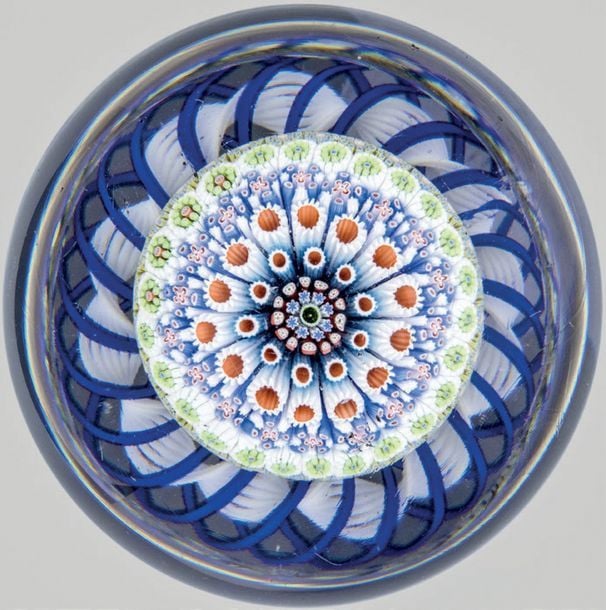 Presse-papiers à motif de bouquet de mariée composé d'un champignon de six cercles concentriques de bonbons polychromes organisés, entouré à la base par une torsade bleue et blanche filigranée et un cercle incolor