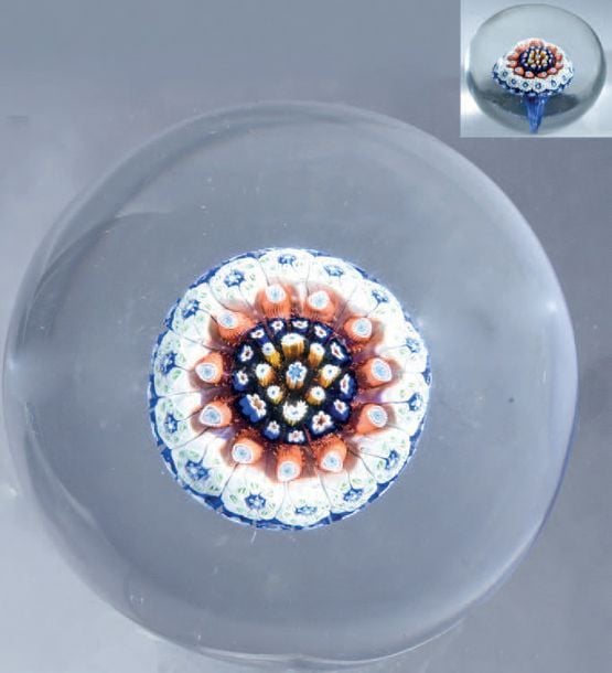 Presse-papiers à motif de champignon de cannes en cercles concentriques organisés par couleur autour d'un bonbon complexe polychrom