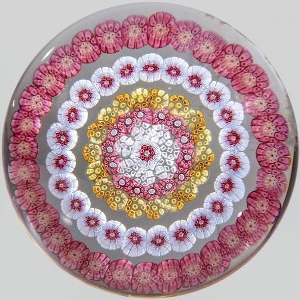 Presse-papiers à motif de cinq cercles concentriques de bonbons à dominantes rose et blanch
