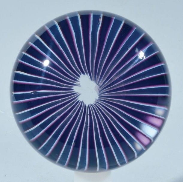 Presse-papiers à motif de corbeille de cannes violettes alternées de cannes bleu clai