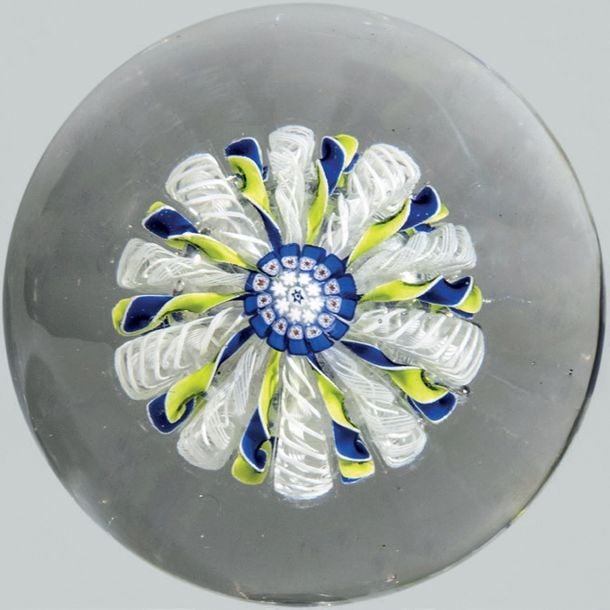 Presse-papiers à motif de couronne composée de dix torsades bleues et jaune acide et de dix torsades blanches filigranées centrées par un bonbon complexe bleu, blanc et ros