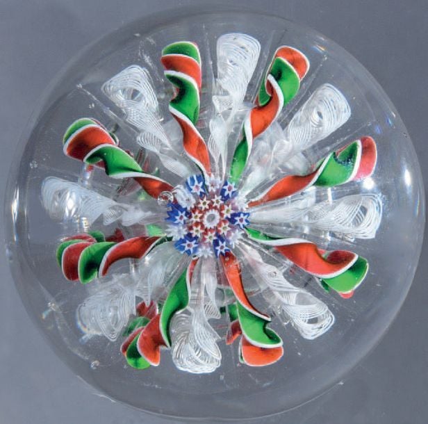 Presse-papiers à motif de couronne composées de huit torsades vertes, roses et blanches alternées de huit torsades blanches filigranées autour d'un bonbon central polychrom