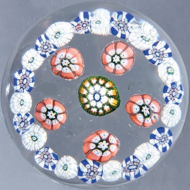 Presse-papiers à motif de couronne périphérique de bonbons blancs alternés de bonbons bleus et blancs entourant cinq bonbons roses, blancs et verts et un bonbon central jaune vert et blanc (choc en surface